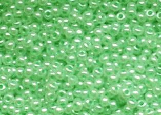 Karoliukai Preciosa šviesiai žalios spalvos, blizgūs (37154),20g